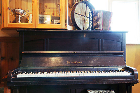 An Bóthar, Cuas. County Kerry | Piano and Bodhrán