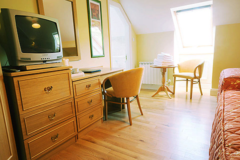 Inch Beach Guest House, Inch. County Kerry | Bedroom Seating and TV